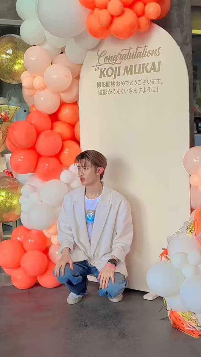 น้องเดินมาแบบไม่ทันตั้งตัว ดิฉันที่สติกำลังลนลานทำได้แค่โบกมือหยอยๆ และ ”สวัสดีค่ะ!!!“ (ดังๆ🤣) น้องก็สวัสดีครับ+ไหว้ตอบกลับมา 🧡🫠🙏 ใดๆ คือแบคดร็อปสวยมาก👍🥰 #DatingGame #DatingGameTheSeries #มุไคเด็กไทย #มุไคโคจิ #โคจิ #MukaiKoji #向井康二 #SnowMan