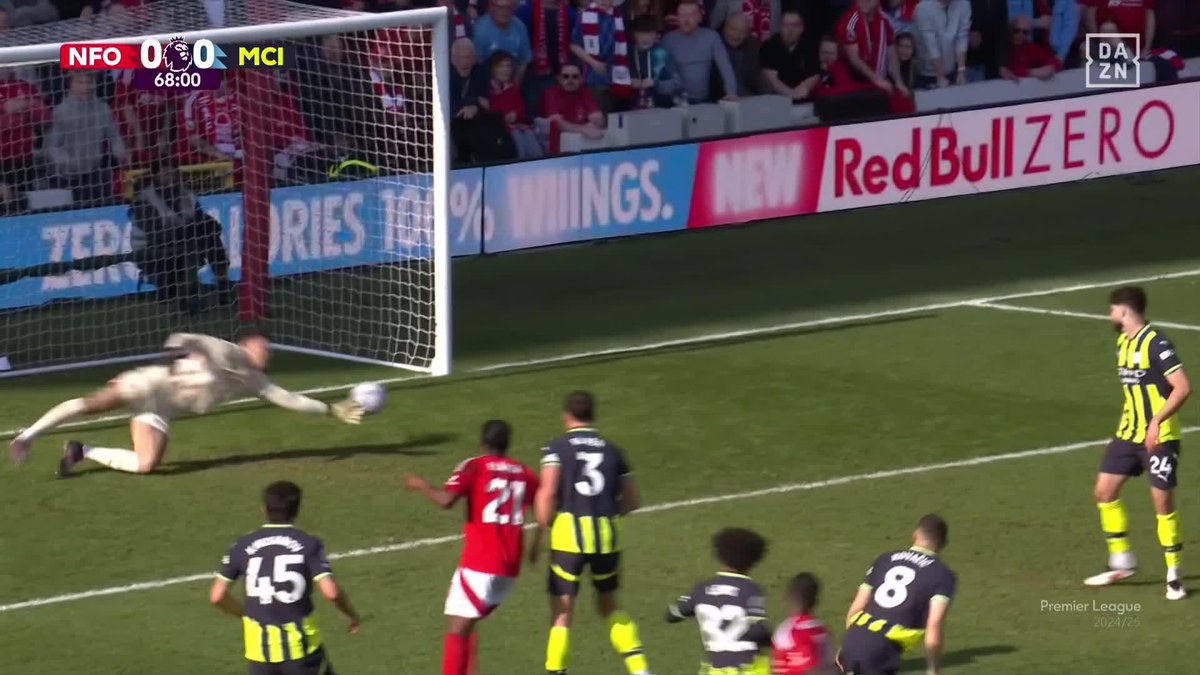 Qué ingrato es el trabajo del portero: Ederson ha hecho hoy una de las paradas más difíciles de la temporada y absolutamente nadie se va a acordar de ella porque luego se traga por su palo el gol de Hudson-Odoi.