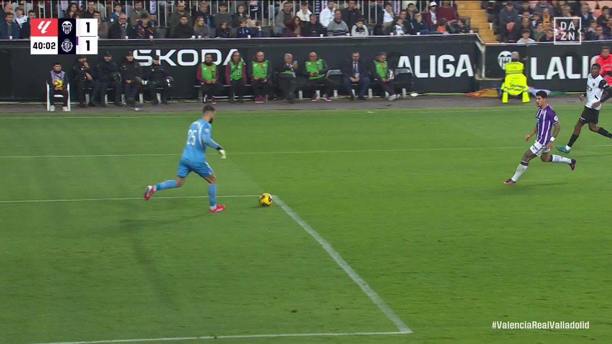 El error de Mamardashvili que Latasa aprovechó para marcar en Mestalla #LALIGAenDAZN ⚽️