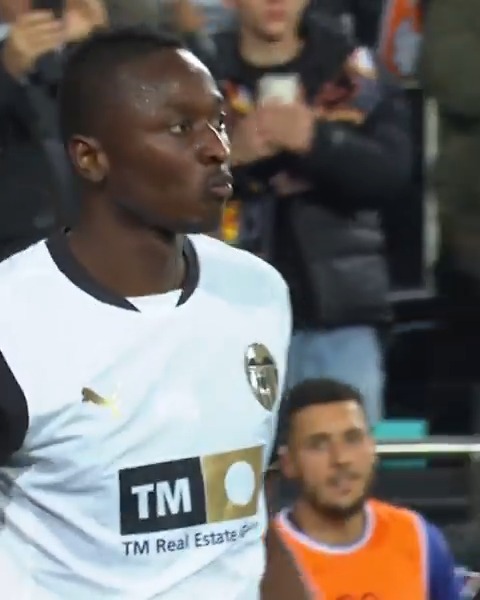 ES UN BUEN TIPO SADIQ ES UN BUEN TIPO ES UN BUEN TIIIPOOOOO #ValenciaRealValladolid #ADNVCF