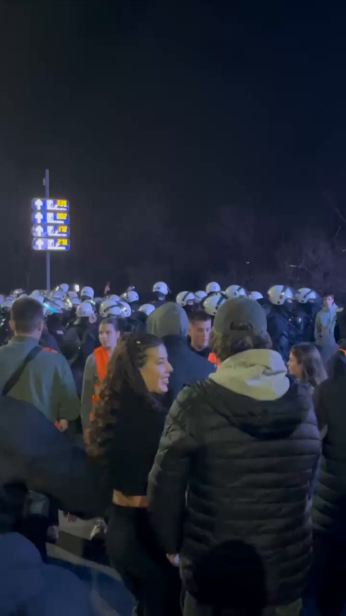 Na Brankovom mostu policija se povlači. Studenti napravili koridor policiji da se povuče. Skandira se: Uhapsite Vučića.