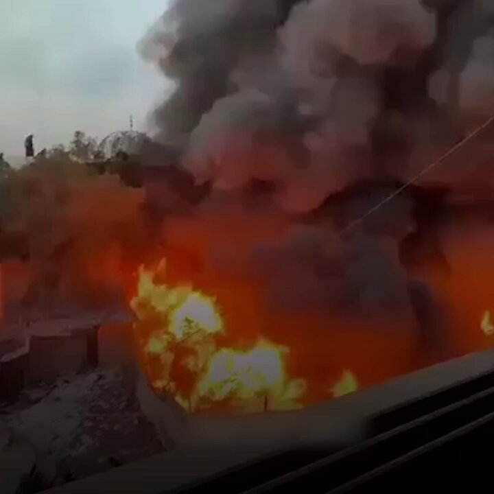 Terör devleti İsrail, kıtlık yaşanan Gazze'nin gıda depolarını ateşe verdi.
