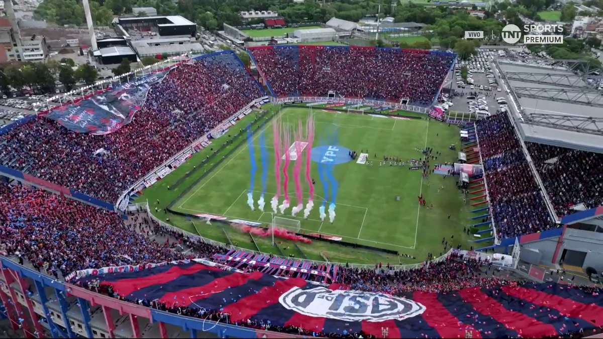 IMPRESIONANTE recibimiento de los hinchas de San Lorenzo, a doble trapo y dedicatoria al Papa Francisco. 🐦‍⬛🇦🇷