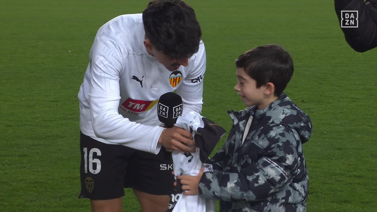 Una historia que acaba con un final inmejorable ❤️‍🩹 Diego no pudo darle su camiseta a Iker en Villarreal y hoy ha cumplido su sueño en Mestalla 🥹 #LALIGAenDAZN ⚽️