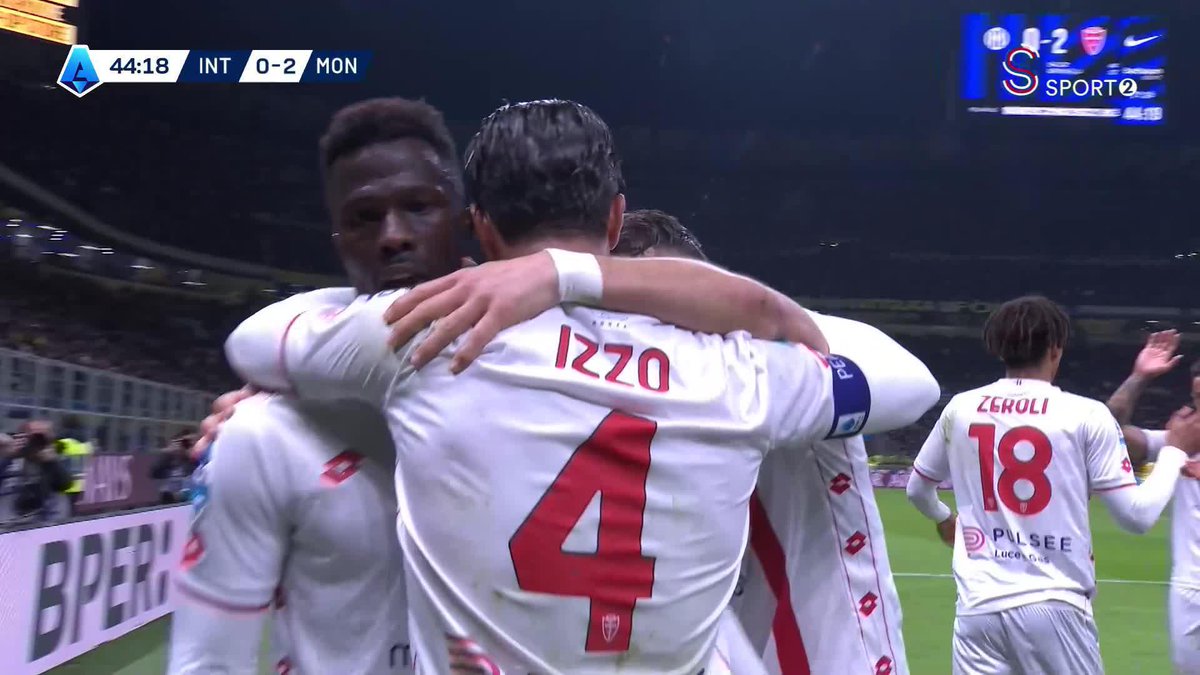 Saçma sapan geçen kariyerine yakışan saçma sapan güzellikte bir gol.