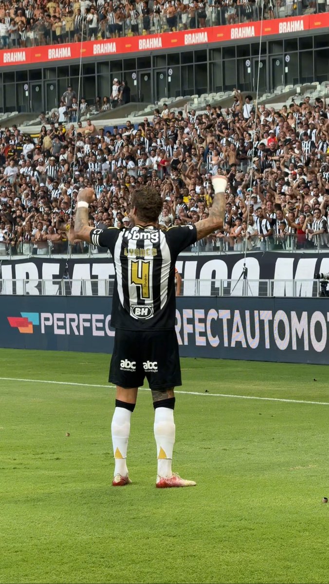 O Pitbull virou artilheiro 🦍⚽©️