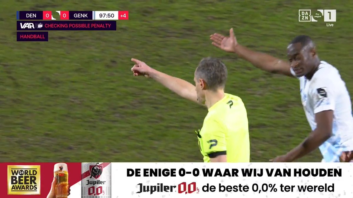 ⏱️ | De bal gaat in de allerlaatste seconden nog op de stip na een handsbal. ✋📺 #DENGNK