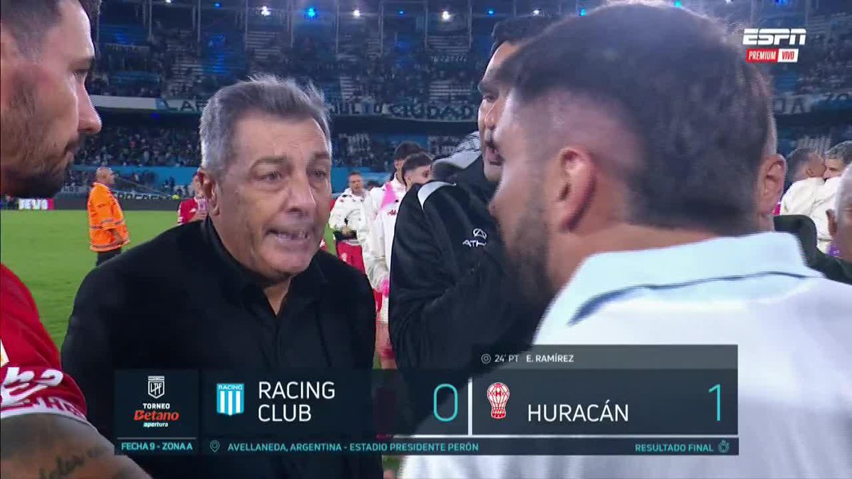 No se entiende por qué Kudelka le grita el triunfo al banco de #Racing. Hasta dice "tomá". Muy bien Gonzalo Costas que no entendía tampoco el motivo: "Hay que saber ganar también", le dijo en la cara.