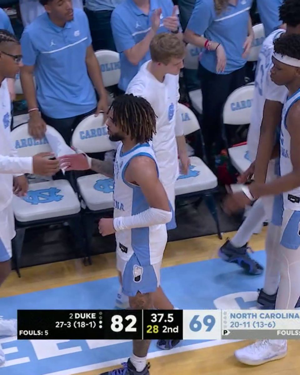 RJ Davis walks off the court for the final time in front of the North Carolina crowd 🥺 What a collegiate career 👏