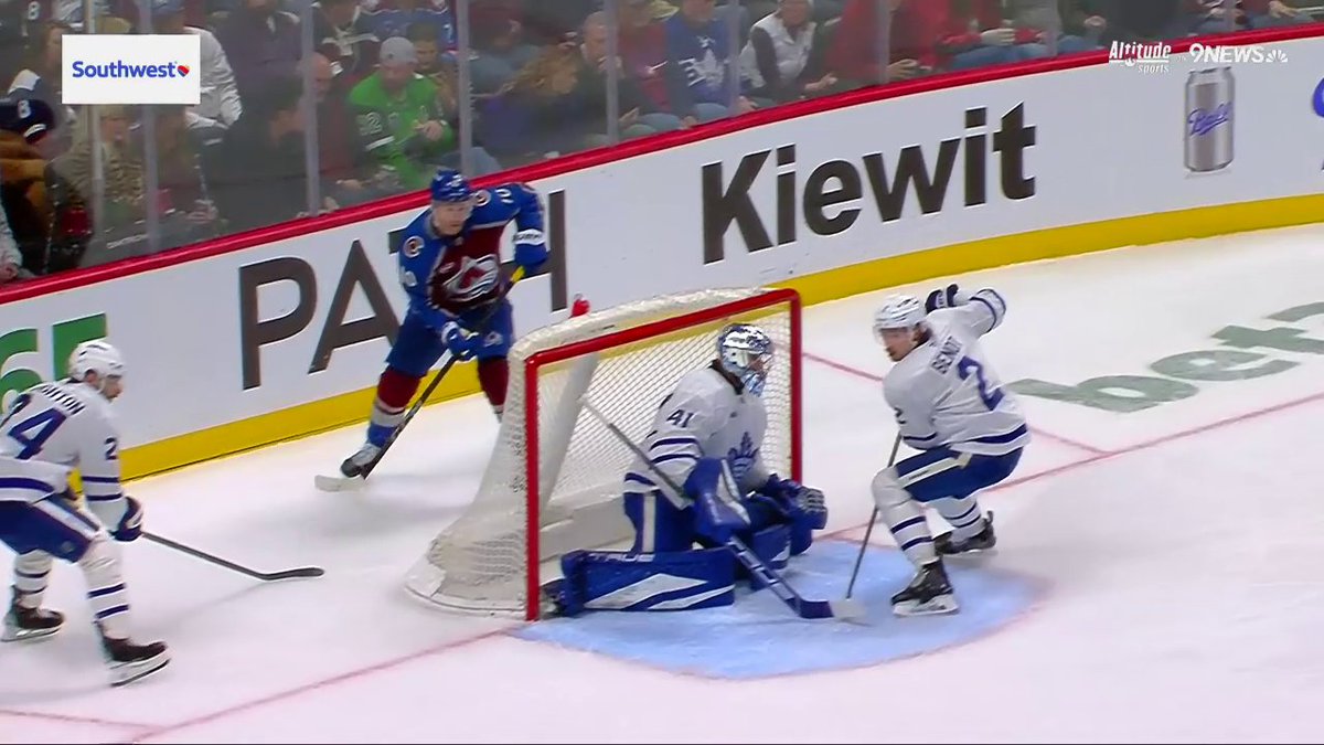 Charlie Coyle with the instant impact in Colorado. 🔥 That's just a great pass. 🇺🇸: @NHLNetwork 🇨🇦: Sportsnet or stream on Sportsnet+ ➡️