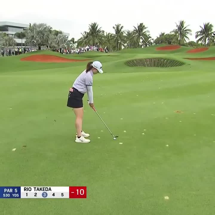 BACK-TO-BACK BIRDIES FOR RIO 👏👏👏 She'es extended her lead to 6 shots early 🤯