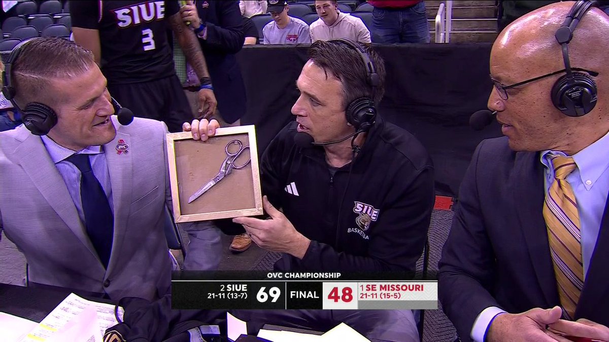 SIUE head coach Brian Barone put scissors in a case six years ago and refused to open the case until making the NCAA tournament. Today he broke them out to cut down the nets 👏