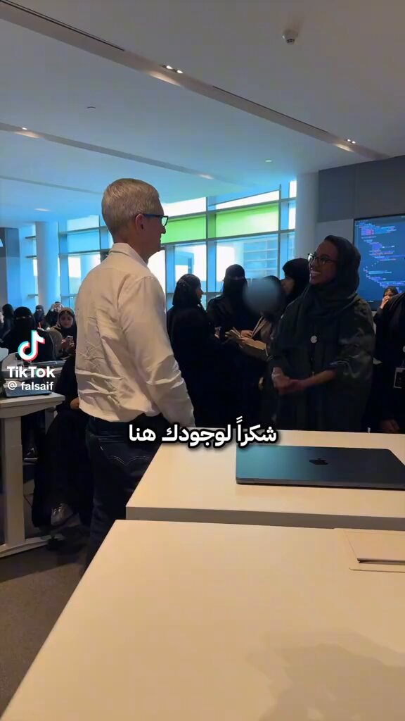 ⚡️SHE NAILED IT ⚡️ Apple CEO visited Saudi Arabia’s Apple Developer Academy where bright minds come up with ideas for the next generation iPhones. Here we have a Xaliimo eloquently represent her colleagues. I wonder if #SaudiArabia ever gave her citizenship.