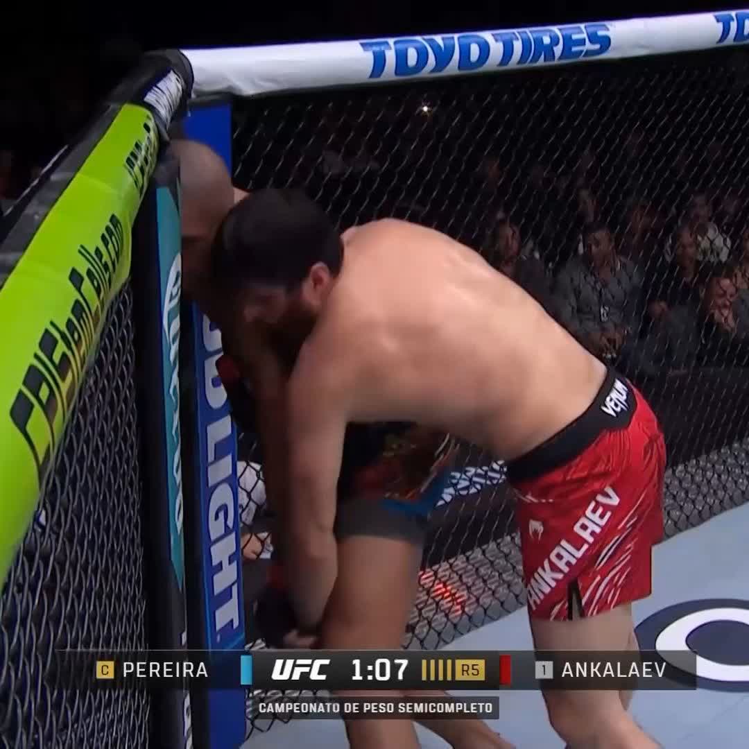 ¡Ankalaev lo pone todo contra la reja! 🚧 #UFC313