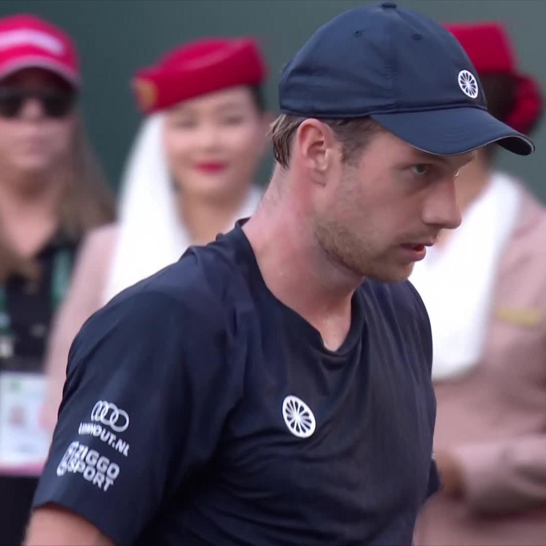 Alors non ne vous y méprenez pas il ne vient pas d’apprendre que toute sa famille vient d’être décimée dans un crash d’avion Mais bel et bien qu’il vient de battre le meilleur joueur de tennis de l’histoire de ce sport en Master 1000
