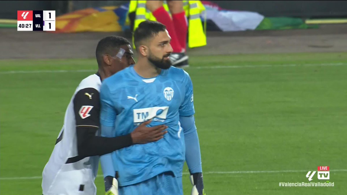 Massive mistake from incoming Liverpool keeper Giorgi Mamardashvili last night 🫣