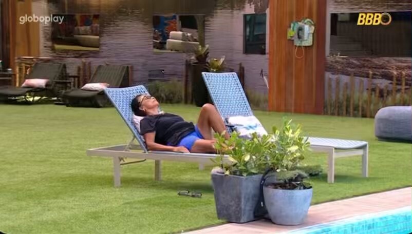 Dona Vilma deitada bem pertinho do Big Fone. Vão torcer pra ela atender? #BBB25