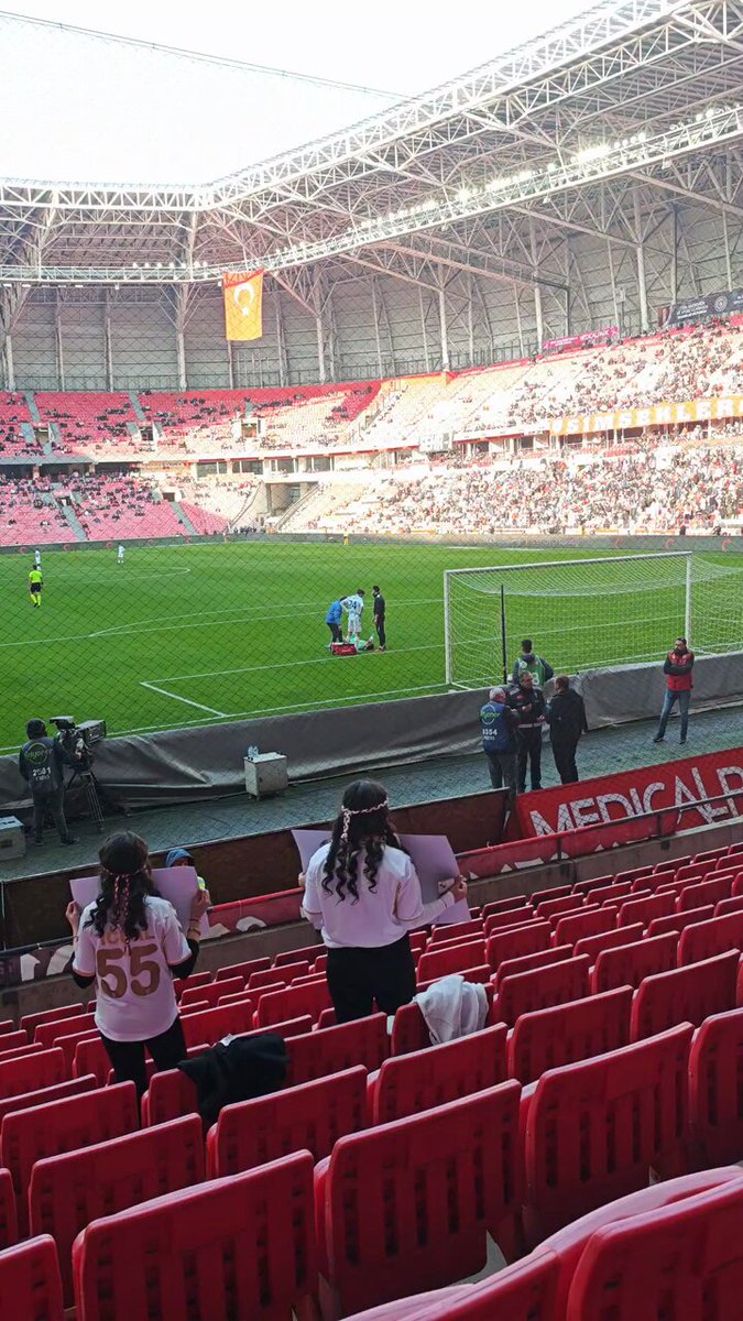 Adana Demirspor'un 19 yaşındaki kalecisi Murat Uğur Eser'in yediği goller sonrası çok morali bozuldu. Oyundan morali bozuk çıkan kaleciye BÜYÜK SAMSUNSPOR TARAFTARI alkışlayarak destek verdi.