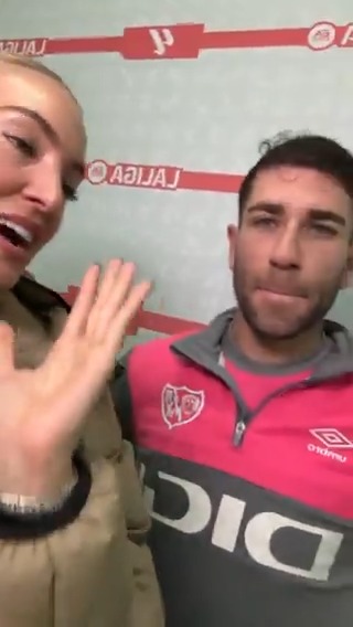 ⚡ 'Queremos reencontrarnos con esa victoria y ojalá conseguir aquí tres puntos'. 🎙 Adrián Embarba, en la previa del #RealMadridRayo en el micrófono de Isabel Forner. #LALIGAEASPORTS | #insideLALIGA | #LALIGABroadcasters