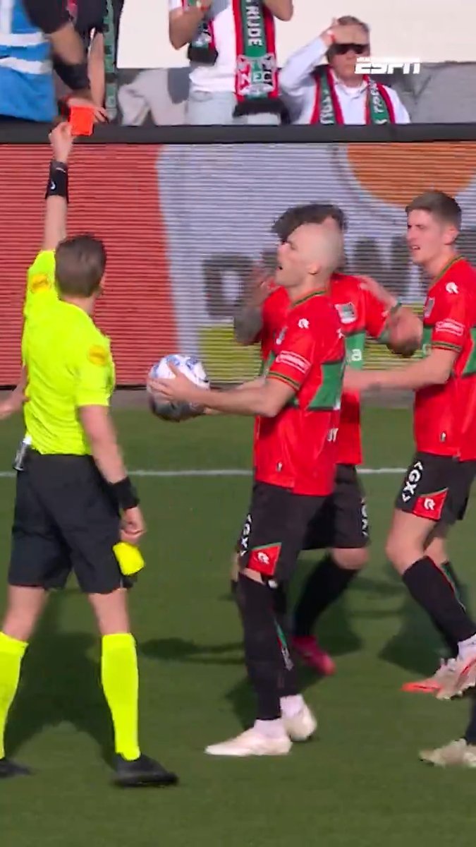 Bizar moment in Nijmegen 🤯 49:12 - Geel voor Lasse Schöne 🟨 49:17 - Rood voor Lasse Schöne 🟥 #necgae