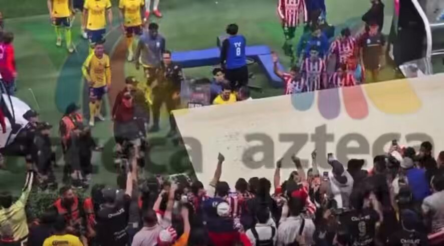 Otra vez los jugadores del Club América provocando a la afición de CHIVAS. Luego vienen a llorar que los agreden. Ojalá la Federación Mexicana de Futbol, la Liga BBVA MX y Comisión de Árbitros castigue de manera clara y contundente a estos inadaptados.