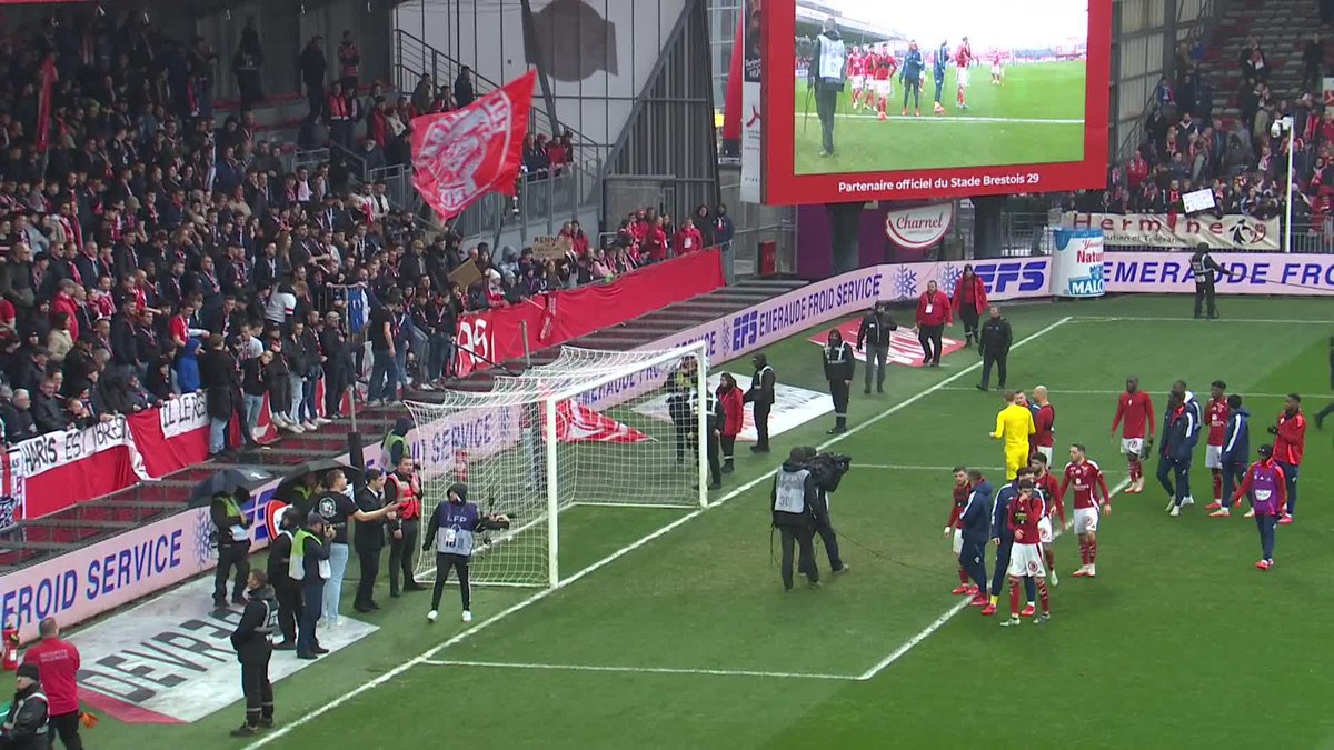 🤩 | Les belles images entre les joueurs du Stade Brestois 29 et leurs supporters ! 👀🔥 #SB29SCO