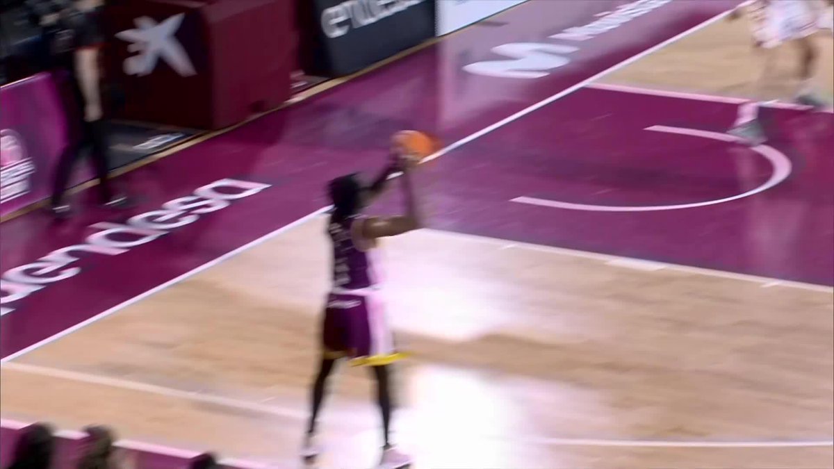 🎯 James Batemon ya sabe cómo poner en pie a tooooodo el Barris Nord. 🙌🙌🙌🙌🙌🙌🙌🙌🙌 📺 Movistar Plus+ | HIOPOS LLEIDA #LigaEndesa | #ConectaConTuPasion