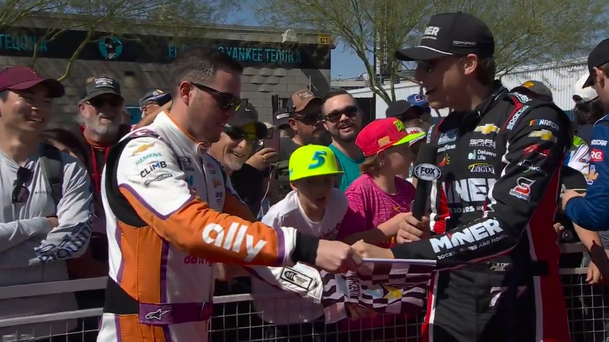 🖊️🏁 Track hack: Get drivers to ask other #NASCAR drivers to autograph things for you. Carson Hocevar | Alex Bowman
