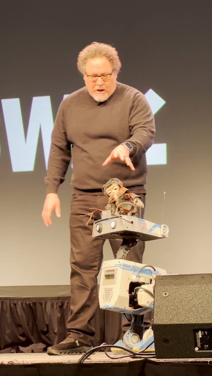 Who to trust when your droid’s a bust? An Anzellan, of course. 🤖🛠️ #SXSW