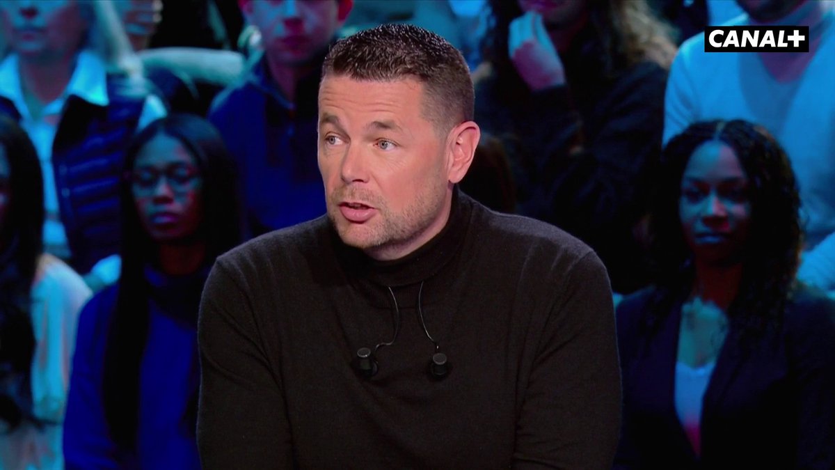 Pierre Sage : « Si John Textor m’avait rappelé (suite à la suspension de Fonseca) ? 𝗝’𝗔𝗨𝗥𝗔𝗜𝗦 𝗔𝗖𝗖𝗘𝗣𝗧𝗘́ 𝗘𝗧 𝗥𝗔𝗣𝗜𝗗𝗘𝗠𝗘𝗡𝗧. ❤️💙 Vu que j’ai changé de numéro de téléphone, il ne doit pas avoir le nouveau. 📞😅 » 🎥 CANAL+ Foot