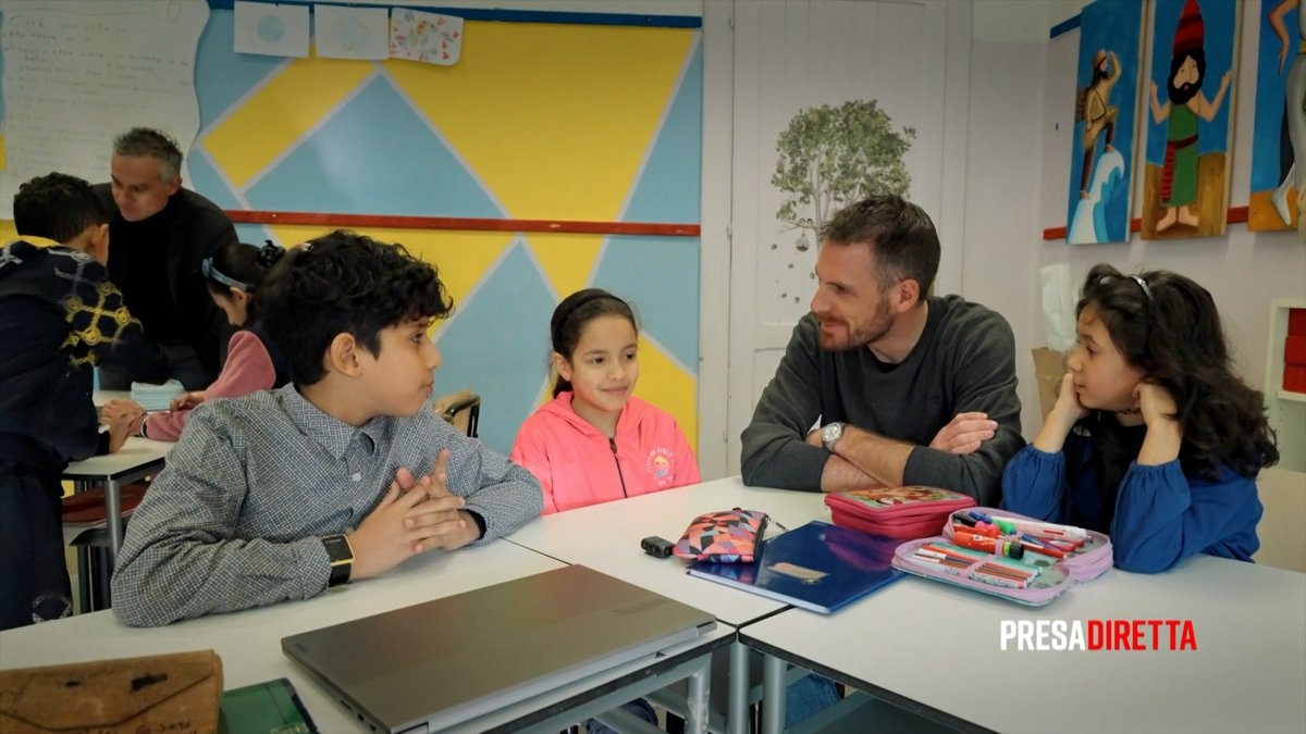 “Questi bambini sono già italiani, si tratta solo di riconoscerlo." In #Italia gli #studenti stranieri sono più di 900mila. Di questi, oltre il 65% è nato in Italia. Presso l'Istituto Gabelli studiano 1200 alunni, il 95% di loro ha un #BackgroundMigratorio. #PresaDiretta