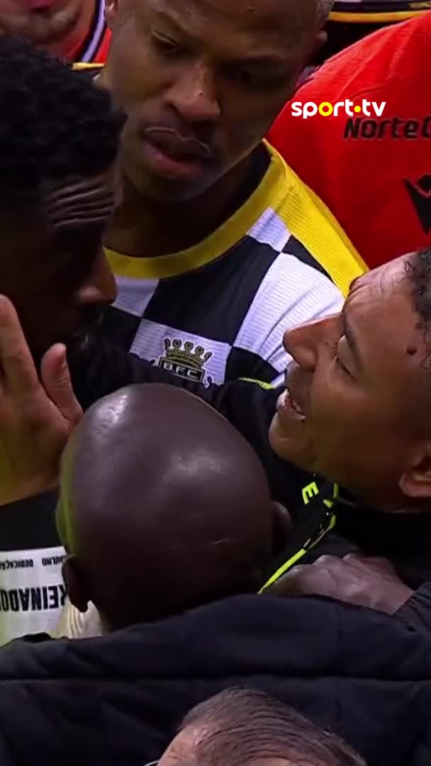 Bruno Varela denunciou insultos racistas.