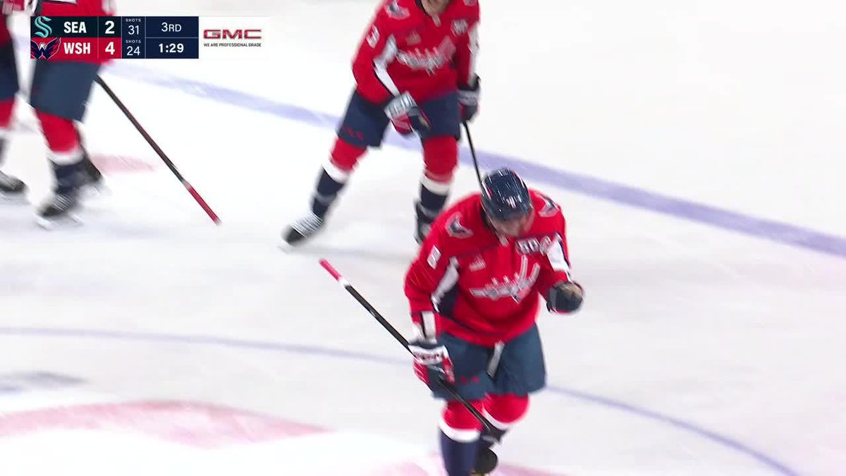 ALEX OVECHKIN IS WITHIN SINGLE DIGITS OF BREAKING WAYNE GRETZKY'S ALL-TIME GOAL SCORING RECORD 😱 The Capitals captain recorded his 1,600 NHL point as well on this goal 👏