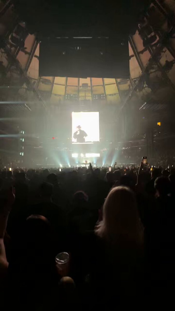 My new edit kicking off in MSG. What is life?! 🫠