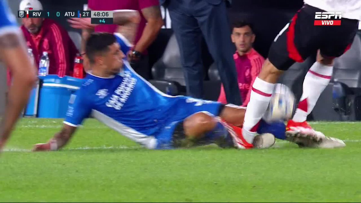 Emociona enormemente que Simón quiso hacerse el malo por primera vez en toda su vida yendo a meter fuerte y terminó expulsado con roja directa a la primera entrada. Sencillamente, un hombre vencido.