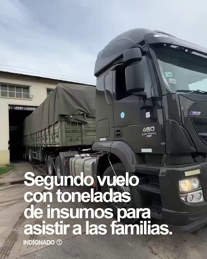 No está Grabois, ni está Lali Espósito, no está Dillom, ni María Becerra, no está La Cámpora, ni ningún paladín kirchnerista de la solidaridad. La famosa mercadería de los galpones que pedía Grabois para hacer negocios se está llevando a Bahía Blanca en aviones Hércules. Dale RT para mostrar lo que los medios quieren ocultar. 🔥👊