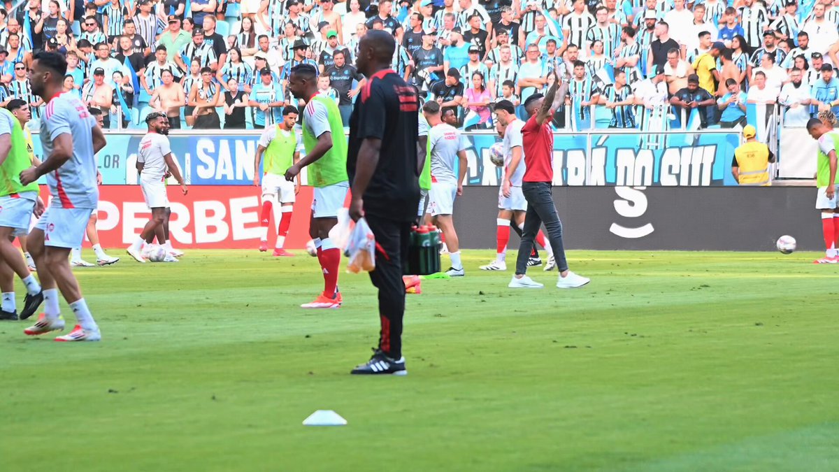 A torcida do Inter, eufórica, gritando o nome de D'Alessandro na Arena OAS, enquanto eles calados, tendo que engolir a seco o nome do Maioral, aquele que sempre foi o pai deles. ABSOLUTE CINEMA! ✋ 🤚