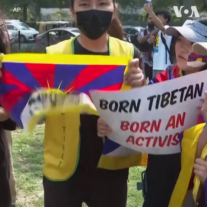 数十名印度藏人3月10日在位于德里的中国驻印度大使馆附近举行集会，抗议中国政府在西藏地区的高压政策，并纪念1959年3月10日藏人与中国军队发生的武装冲突。中国官方把这场冲突称为“西藏平叛”，流亡海外的藏人则将其称之为“和平抗暴”。更多：