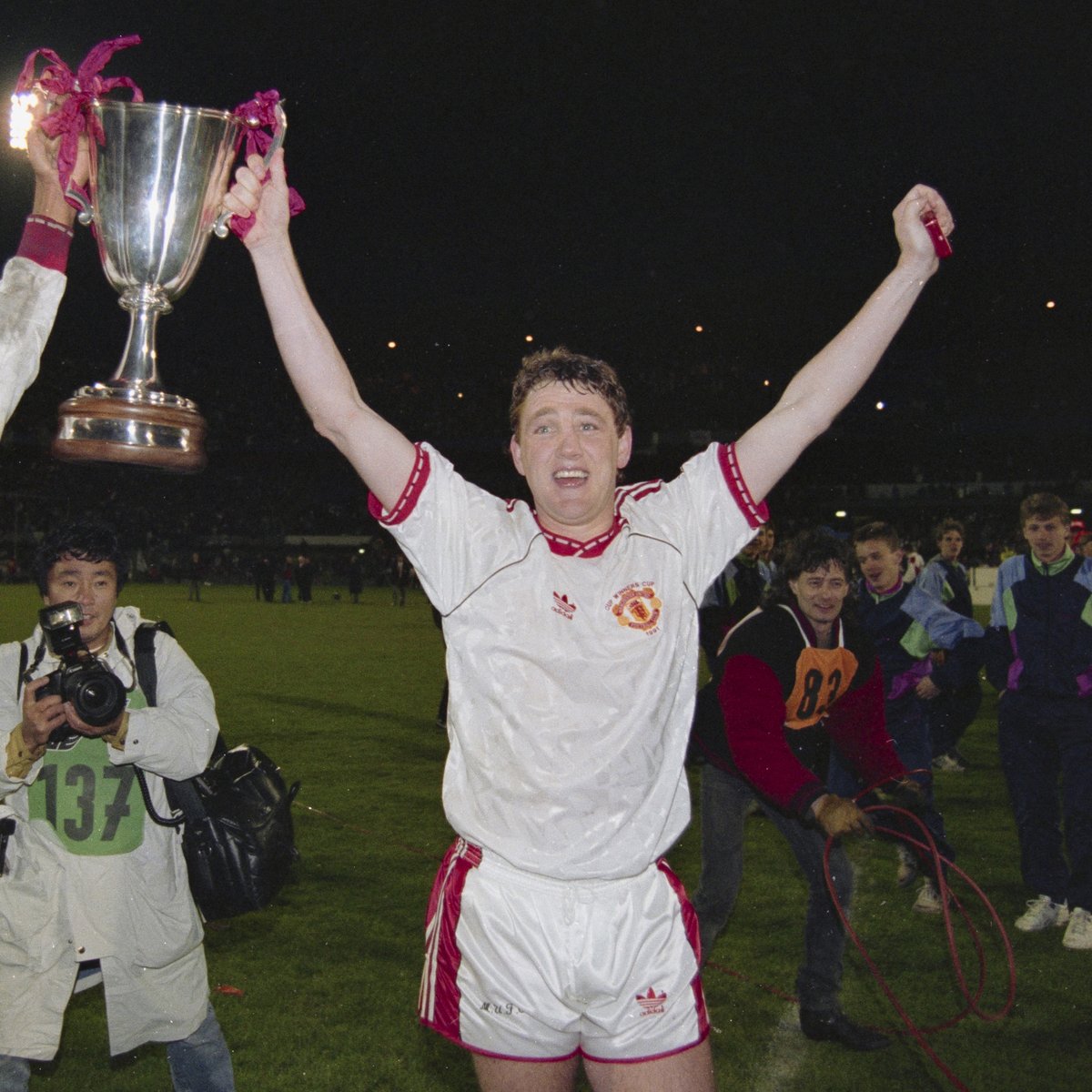 🫵 Help us settle a 34-year-old debate, Reds... Was Brucey's header in the 1991 European Cup Winners' Cup final going in before Mark Hughes tapped home? Tap to vote 👀⬇️ #MUFC