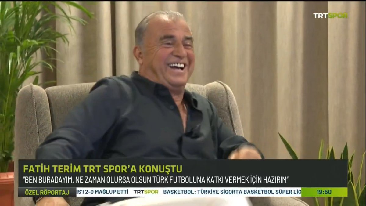 Fatih Terim: "Futbol aklımı emekli etmek gibi bir niyetim yok. Zaten, şunun şurasında 30-40 senemiz var. 🥲"
