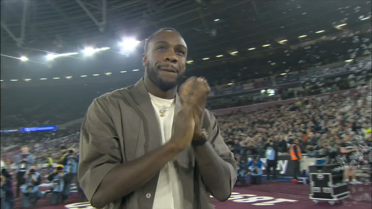A beautiful reception for Michail Antonio on his return to the London Stadium ❤️⚒️
