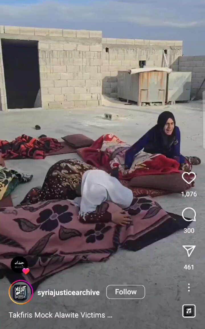 هذا الفيديو العنصري الكريه الذي لا يستهزئ بمأساة أمهات ثكلى فقدنا فلذات أكبادهن بإبادة عناصر الجولاني في #الساحل_السوري فحسب بل يقوم بالتضليل وتزييف الحقائق بالايحاء إن الشهداء كانوا مقاتلين مجرمين برقبتهم قتلى بالعشرات ...رغم ان شهداء الساحل بالآلاف وفيهم أطفال ونساء وشيوخ وشباب لم يحملوا سلاحاً يوماً هذا المشهد ذكرني بمشاهد مشابهة انتشرت على السوشيل ميديا لنساء اسرائيليات يسخرن من أمهات الشهداء في غزة اللواتي يبكين على أبنائهن الذي ارتقوا بالابادة الإسرائيلية يالطيف كم تشبهون إسرائيل...صدق فعلاً من وصفكم بوجهين لعملة واحدة وااله