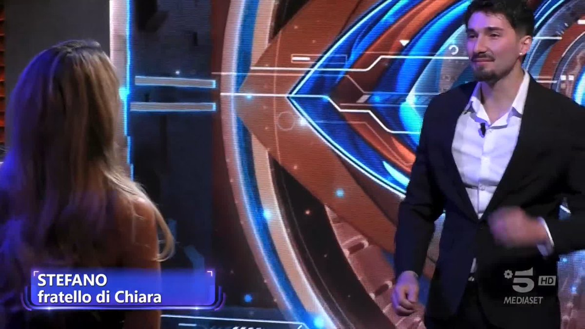 Per Chiara le emozioni non sono finite... c'è l'abbraccio di suo fratello Stefano ad aspettarla 🥹🫶🏻 #GrandeFratello