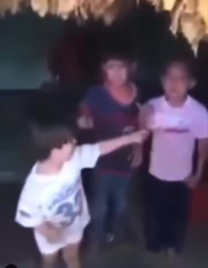 متداول بعنوان " عنصر من ارهـ.ــابيي الجولاني في الساحل يخير الاطفال الاخوة من نـ.ـذبح منكم أولاً". ولكن الحقيقة بأن الفيديو من منطقة الحولة في سوريا والعنصر هو من عناصر حزب الله اللبناني أثناء مؤازرتهم الأسد، والأطفال هم من الشعب السوري السني.