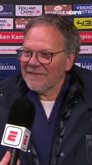 Henk de Jong knipoogt naar de topper Volendam-Cambuur van komende zaterdag 😉 "Ik weet niet wanneer we tegen ze spelen..."