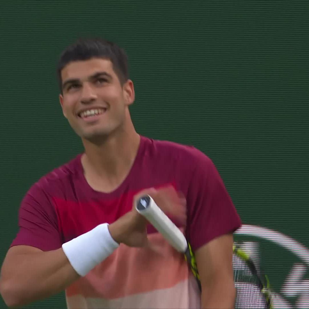"Bee invasion" 🐝🐝 Carlos Alcaraz seeing the funny side 😆 #TennisParadise