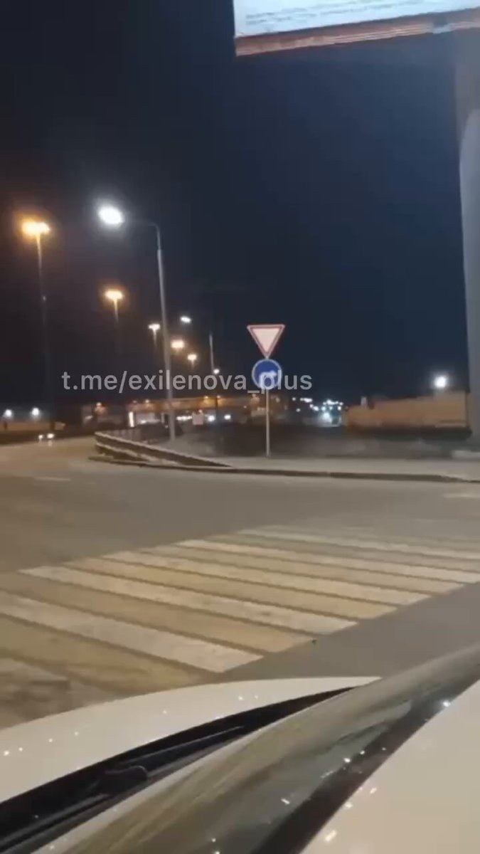 The moment a Russian air defence missile (probably Pantsir-S1) targeted a Ukrainian UAV in Ramenskoye, Moscow Oblast.
