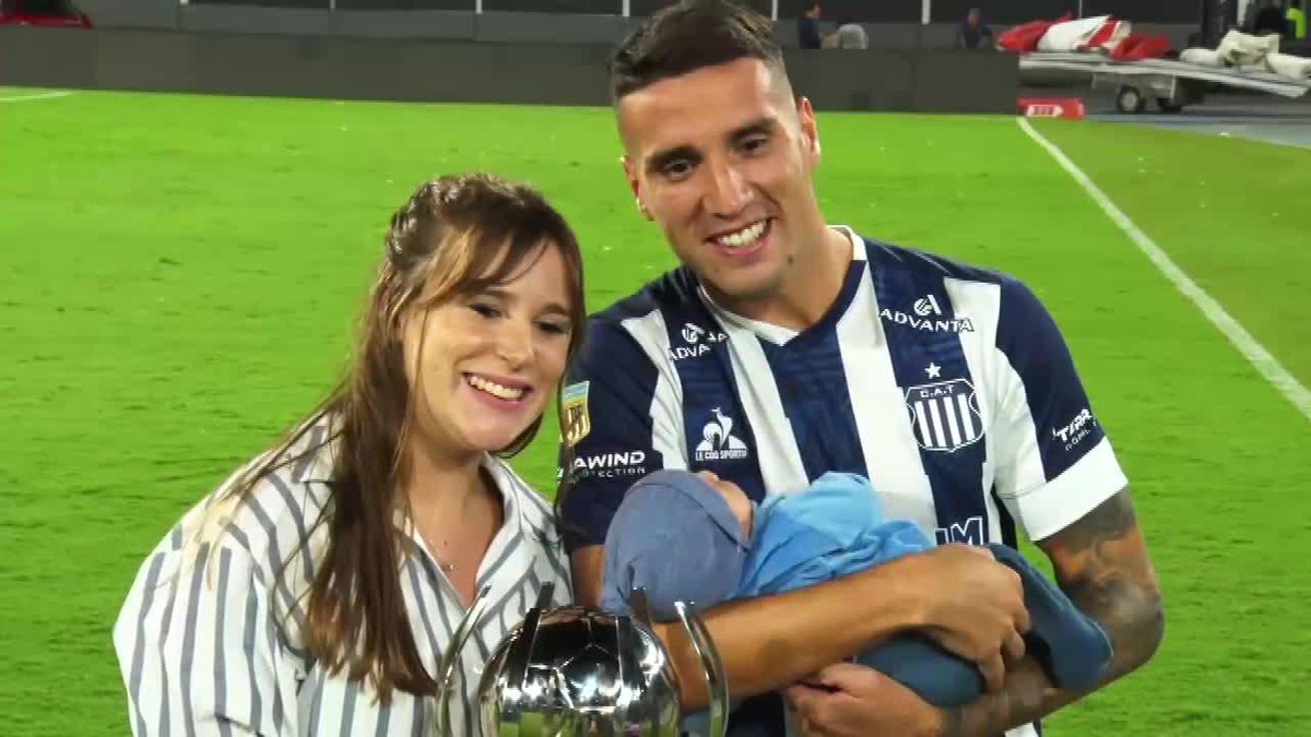 "TUVIMOS QUE ADELANTAR PARA QUE ESTÉ EL PADRE (EN LA FINAL ANTE RIVER)." Gastón Benavídez, Lucía Cabrera, Mateito Benavídez y una historia de amor que terminó con la Supercopa Internacional. 📺 #SportsCenter