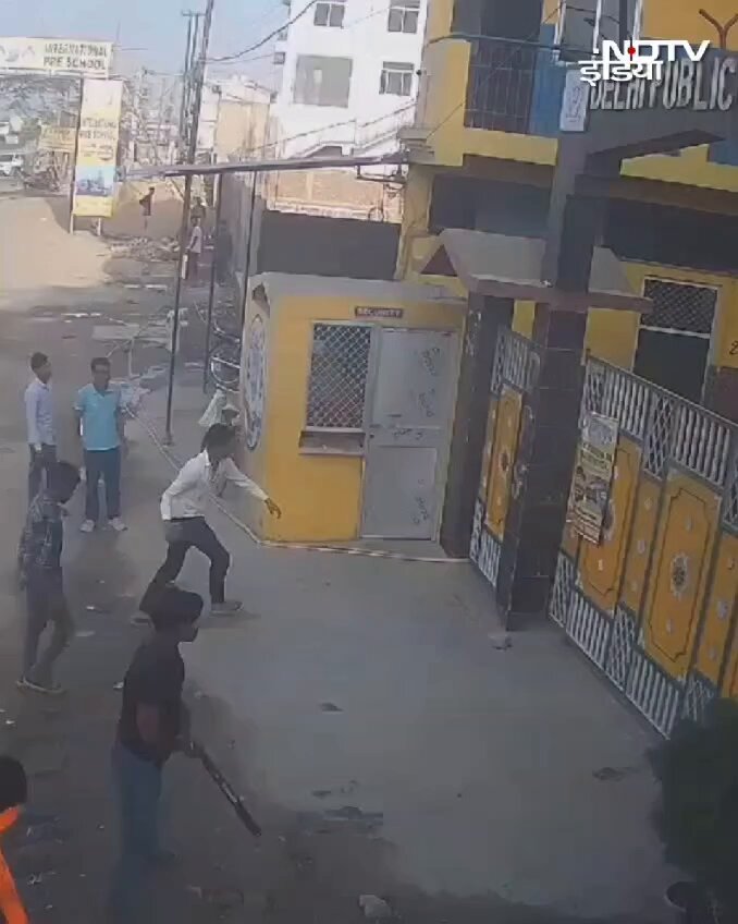 बिहार के निजी स्कूल पर बमबारी, CCTV में कैद बिहार के वैशाली जिले में एक निजी स्कूल पर बमबारी और पत्थरबाजी की गई. पूरी घटना CCTV कैमरे में रिकॉर्ड हो गई है. पुलिस ने इसे बदले की कार्रवाई मानते हुए जांच शुरू कर दी है. #bihar | #cctv | #viralvideo | #india
