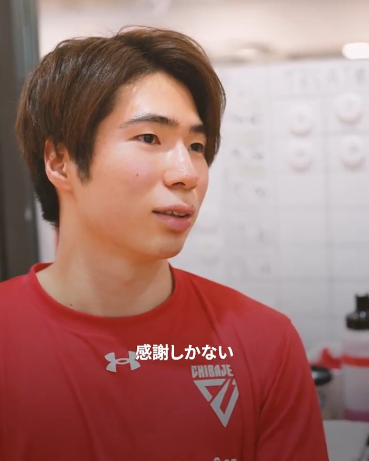 【ショートインタビュー】 "1人だったら、バスケを続けていなかった" 2023年11月30日、#二上耀 選手を襲った大怪我。度重なる試練に、バスケットボール人生の終わりが頭をよぎった。 しかし、彼を再びコートに立たせようと、献身的に支え続けたチームスタッフたち。彼らの存在なくして復帰はなかったかもしれないと二上選手は語る。 苦しい時間の中で自分自身と向き合い、技術面はもちろん、人間的にも大きく成長した背番号9。その勇姿が、コートに帰ってくる日は近い。 #千葉ジェッツ #chibajets